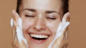 7 Facial Wash Salicylic Acid Terbaik: Hilangkan Jerawat & Awet Muda!
