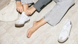 7 Sneakers Putih Wanita Terbaik: Harga Mulai Rp100 Ribu - Rekomendasi Terkini!