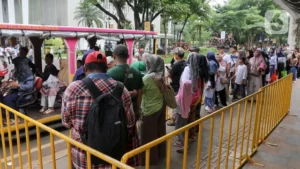 Geger TMII! Petugas vs PKL, Larangan Berdagang Picu Keributan Viral
