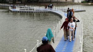 Jelajahi 8 Jembatan Apung: Pesona Sungai & Aktivitas Unik