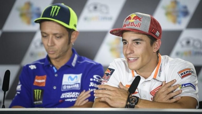 Rossi vs Marquez: 3 Legenda MotoGP Pilih Siapa?