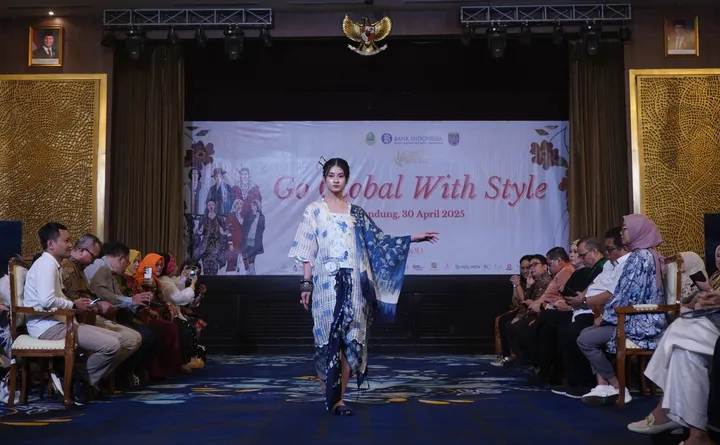 UMKM Fesyen Jabar Go Internasional: Fashion Show Bank Indonesia