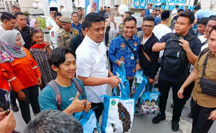 Seskab Teddy-Gubsu Bobby Takbiran di Medan, Bagikan 5.000 Paket Sembako