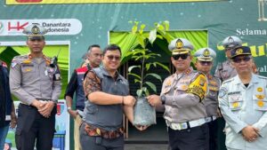 THR Ekologis, Cara Unik Polisi Rayakan Lebaran Hari Pertama di Dumai Riau