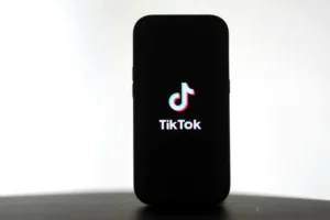 Komdigi: TikTok Siap Blokir Akun Anak, Roblox Perketat Pengguna di Bawah Umur