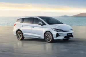 Hitungan Lengkap BYD M6 vs Veloz Hybrid: Dari Servis hingga Pajak, Mana Lebih Hemat?