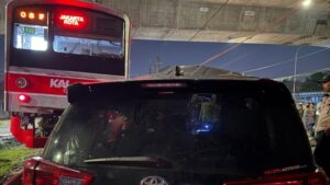 Minibus Ringsek Usai Terserempet KRL