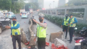 Kronologi Minibus Tabrak Separator