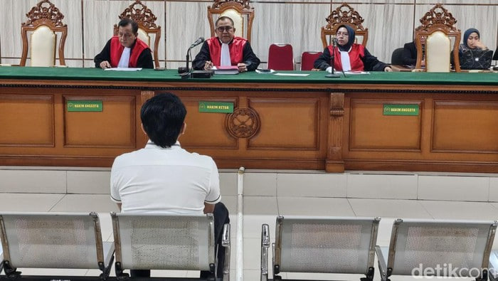 YouTuber Resbob Dituntut 2,5 Tahun Penjara